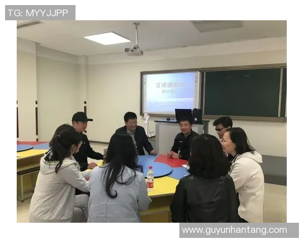 深圳足球队的团队协作探索与发展之路解析 深圳足球队的团队协作探索与发展之路解析